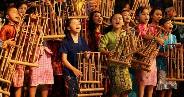 الجاوية Angklung الآلات الموسيقية