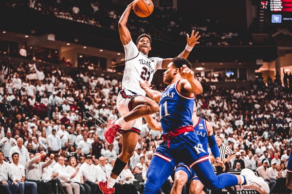 Punkte werden an die gegnerische Mannschaft vergeben, wenn sich ein Basketballspieler in einer anderen Mannschaft befindet