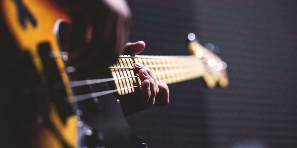 Reconocer la definición de armonía, tono, melodía y tempo en la música