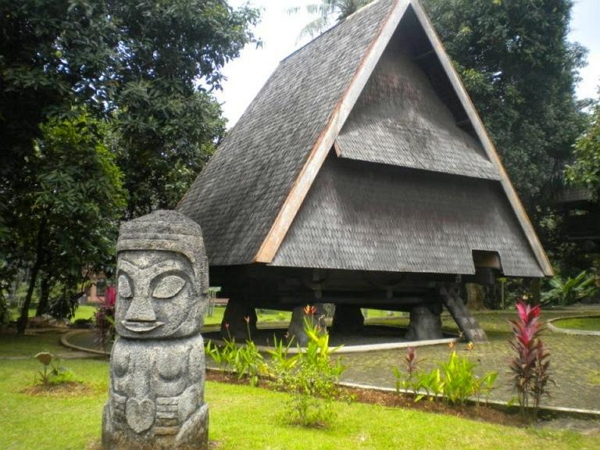 Verschil tussen Tambi traditioneel huis en traditionele figuur en gewone bevolking